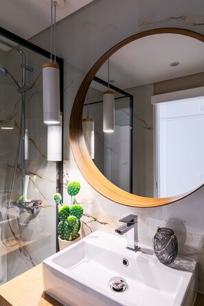 Douche, sèche-cheveux, serviettes fournies, savon