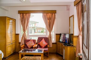 Comfort Room | Hypo-allergenic bedding, down duvets, pillow-top beds, in-room safe