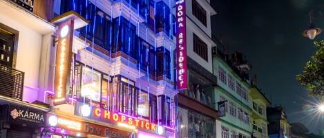 Overnatningsstedets facade – aften/nat