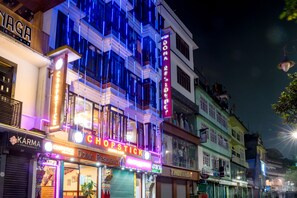 Vista frontal de la propiedad por la tarde o noche