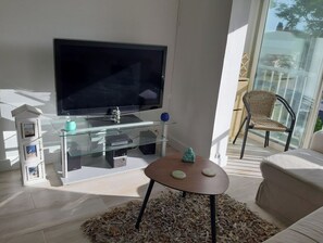 Lecteur de DVD, livres, chaîne hi-fi