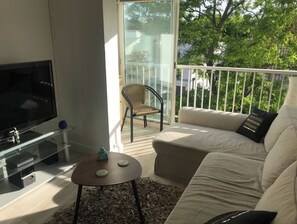 Lecteur de DVD, livres, chaîne hi-fi