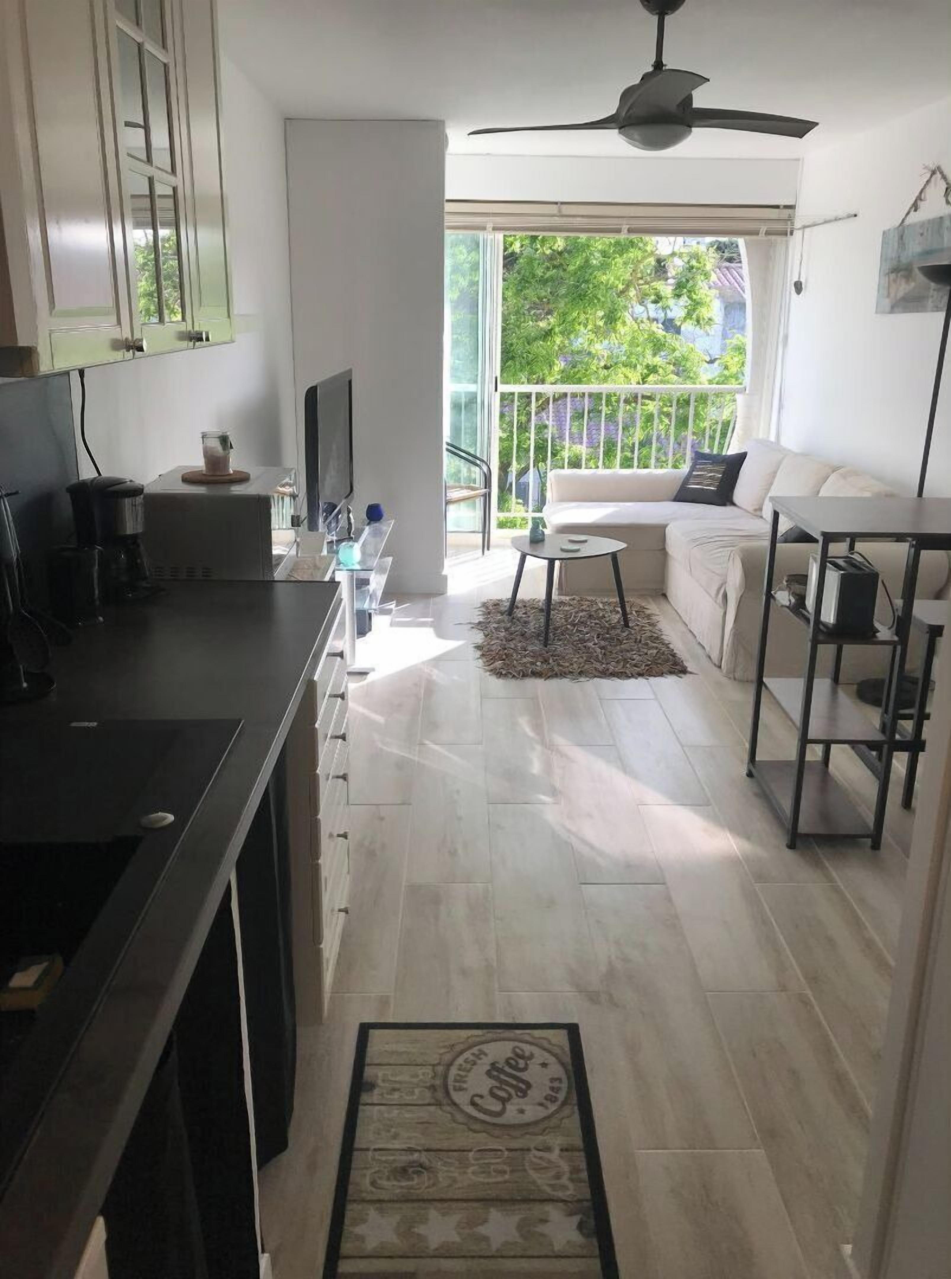 DVD-soitin, kirjoja, stereot