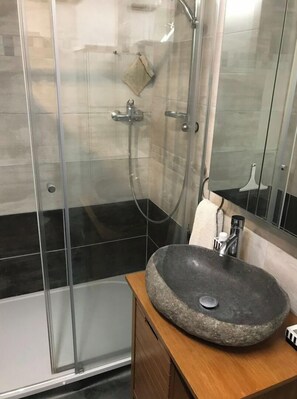 Douche, sèche-cheveux, papier toilette