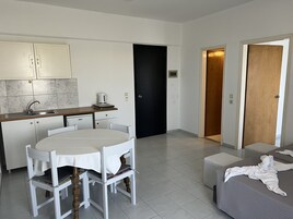 Apartamento clássico | Wi-Fi de cortesia, roupa de cama