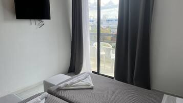 Classic Studio | 1 bedroom, in-room safe, free WiFi, bed sheets