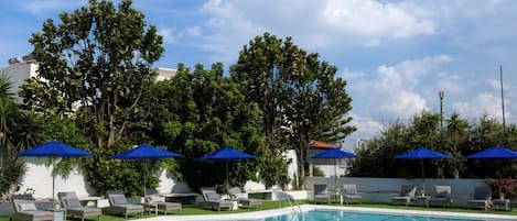 Una piscina al aire libre de temporada