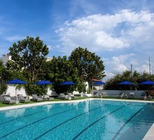 Una piscina al aire libre de temporada