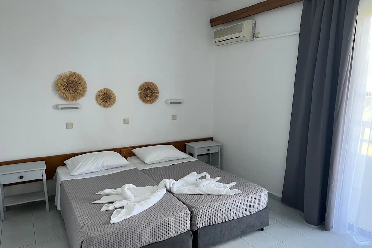 Standard Studio | Free WiFi, bed sheets