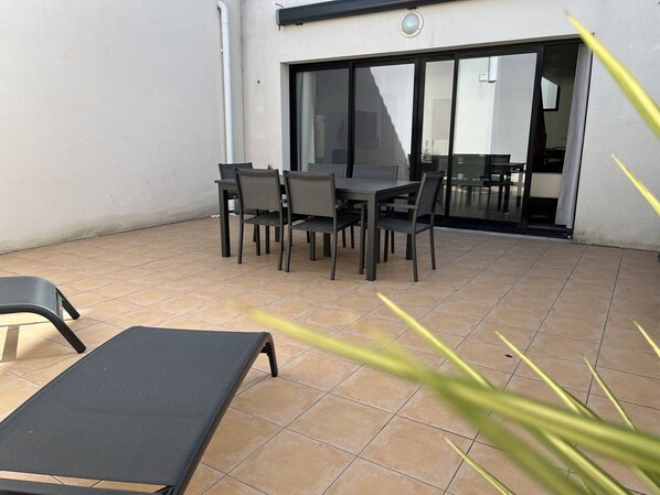 Outdoor dining - Spacious house in central St Pierre d'Oléron, 3 bedrooms, sleeps 6 (Saint-Pierre-d'Oléron)