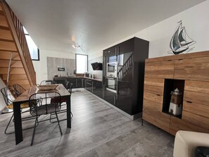 Ofen, Geschirrspüler, Wasserkocher mit Kaffee-/Teezubehör