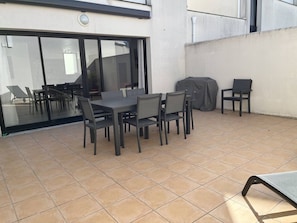 Outdoor dining - Spacious house in central St Pierre d'Oléron, 3 bedrooms, sleeps 6 (Saint-Pierre-d'Oléron)