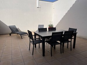 Outdoor dining - Spacious house in central St Pierre d'Oléron, 3 bedrooms, sleeps 6 (Saint-Pierre-d'Oléron)