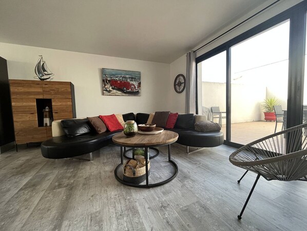 TV - Spacious house in central St Pierre d'Oléron, 3 bedrooms, sleeps 6 (Saint-Pierre-d'Oléron)