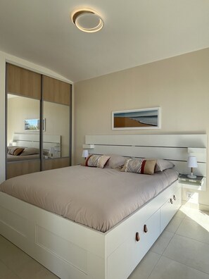 3 bedrooms, desk, iron/ironing board, travel crib
