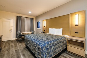 Deluxe Room, 1 King Bed - Palace Inn IAH Houston Bush Intercontinental Airport (Humble)