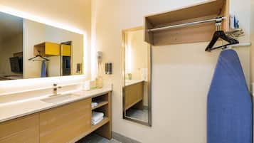 Deluxe Room, 1 King Bed | Bathroom