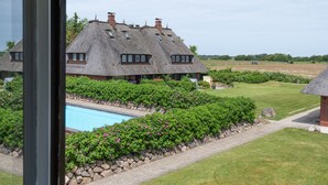 A thatched-roof house with a swimming pool and well-maintained garden. - Cozy 3-room apartment on approx. 55 m² for 4 persons. (Wenningstedt-Braderup (Sylt))