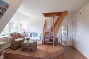 TV, books - Cozy 3-room apartment on approx. 55 m² for 4 persons. (Wenningstedt-Braderup (Sylt))