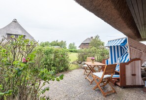 Outdoor dining - Cozy 3-room apartment on approx. 55 m² for 4 persons. (Wenningstedt-Braderup (Sylt))