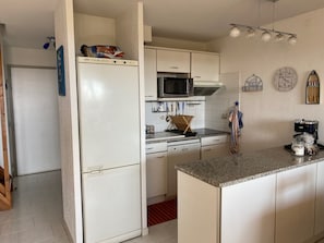 Fridge, microwave, oven, dishwasher - Domaine de la Coudouliere duplex with sea view terrace (Six-Fours-les-Plages)