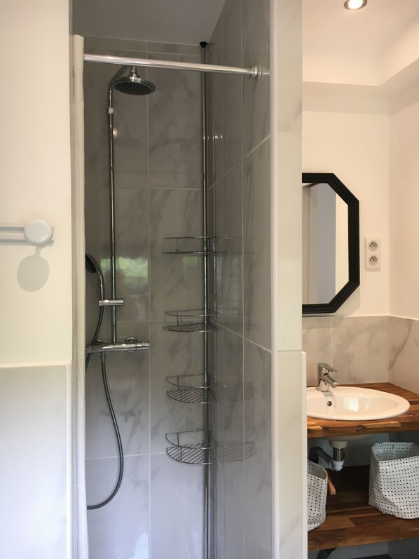 Douche, sèche-cheveux, serviettes fournies, papier toilette
