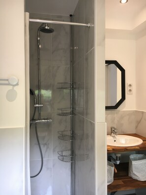 Een douche, een haardroger, handdoeken, toiletpapier