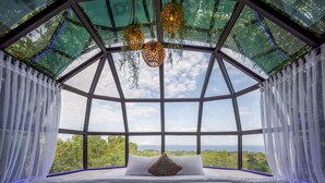 A room with a glass ceiling, a bed with white linens, and a view of the outdoors. - Airship Bali by Alex Villas (Pecatu)