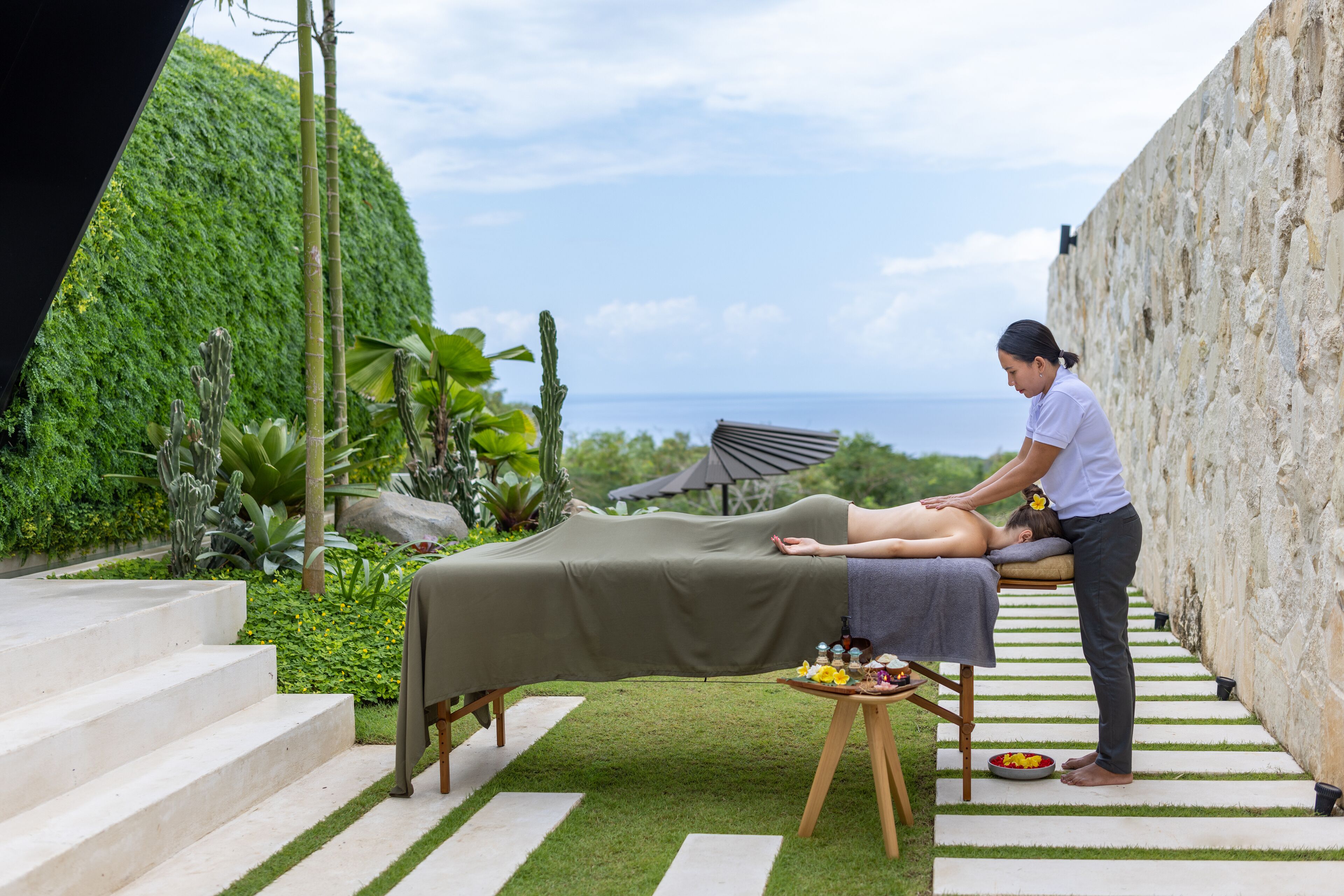 Masajes con piedras calientes, masajes de tejido profundo, masajes
