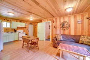 TV - Rustic Cabin on Farm ~ 4 Mi to Kentucky Lake! (New Concord)