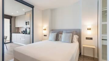 Appartement Supérieur, 2 chambres, vue mer, en front de mer | 1 chambre, coffres-forts dans les chambres, rideaux occultants