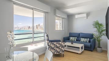 Standaard appartement, 1 slaapkamer, uitzicht op zee, op benedenverdieping | Woonruimte | Een 50-inch smart-tv met digitale zenders en een televisie