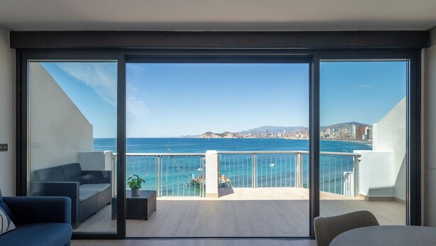 A balcony with a view of the sea and cityscape. - Arenal Suites Benidorm (Benidorm)