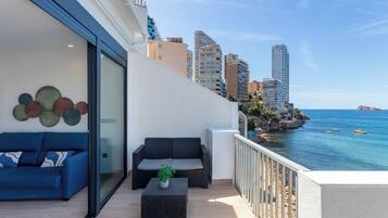 Premium appartement, 1 slaapkamer, terras, uitzicht op zee | Woonruimte | Een 50-inch smart-tv met digitale zenders en televisie