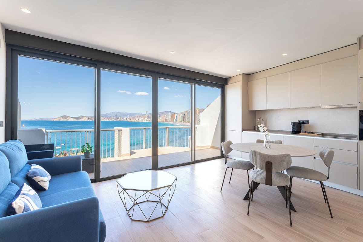 Premium appartement, 1 slaapkamer, terras, uitzicht op zee | Woonruimte | Een 50-inch smart-tv met digitale zenders en een televisie