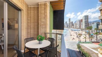 Departamento familiar, 2 habitaciones, junto a la playa | Cocina privada | Refrigerador con congelador, microondas y cafetera y tetera