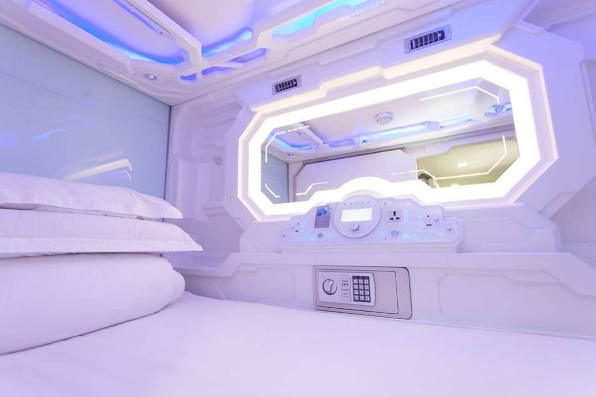 基本共用宿舍 | 客房內保險箱、書桌、筆電工作空間、隔音