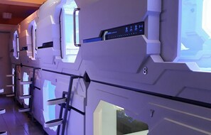 Dormitorio compartido básico | Caja de seguridad en la habitación y escritorio