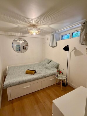 2 makuuhuonetta, työpöytä, silitysrauta/-lauta, ilmainen Wi-Fi