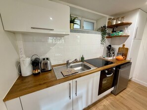 Jääkaappi, mikroaaltouuni, uuni, liesi