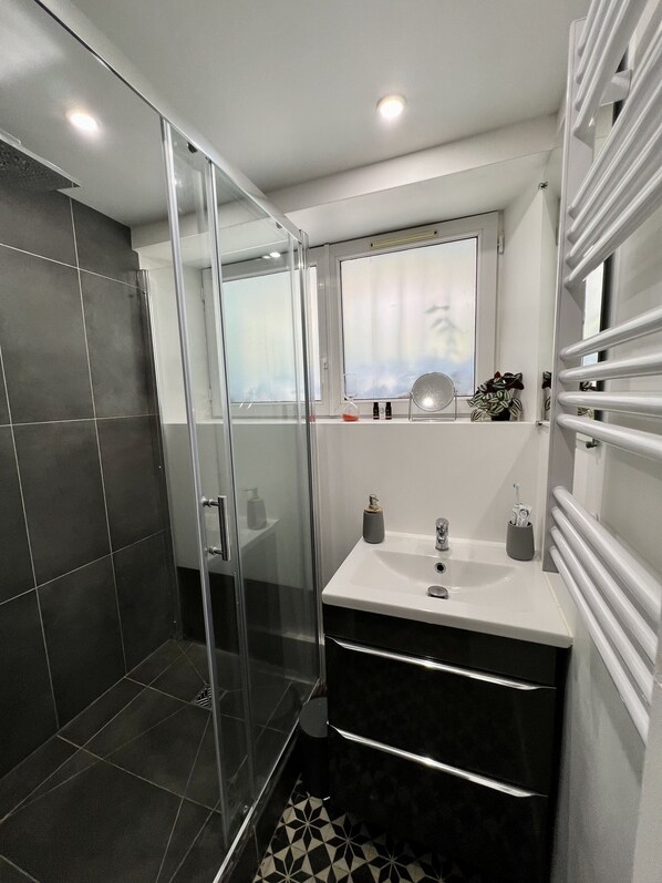 Douche, séchoir à cheveux, serviettes fournies, savon