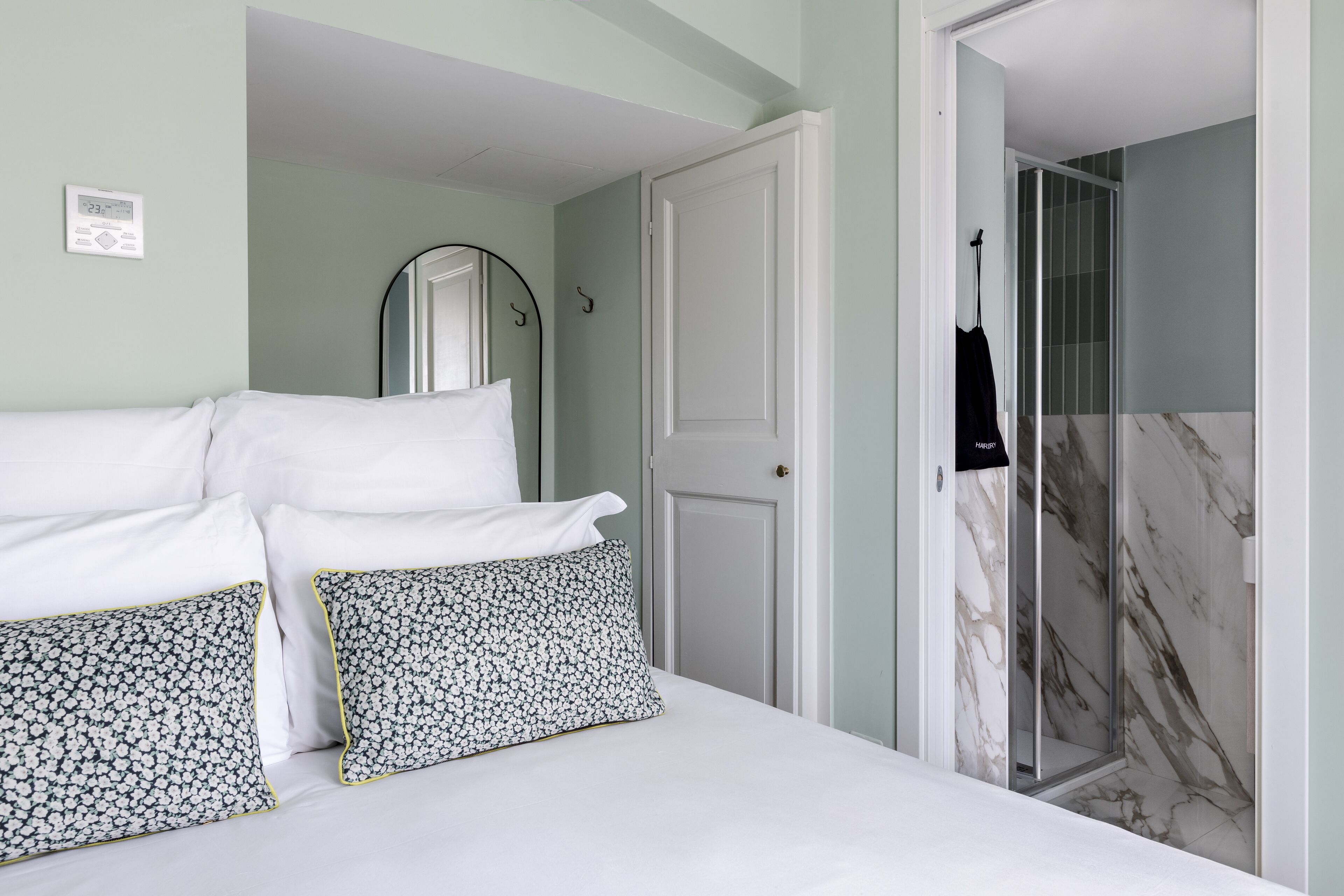 Caja de seguridad en la habitación y decoración personalizada 