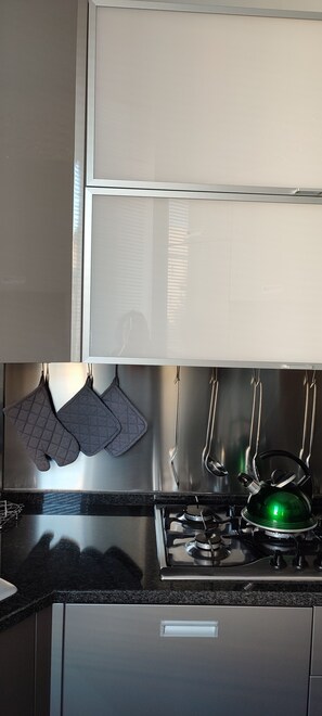 Frigorifero, microonde, forno, piano cottura