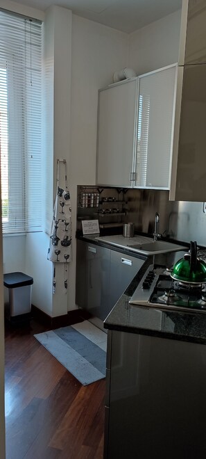 Réfrigérateur, four à micro-ondes, un four, surface de cuisson