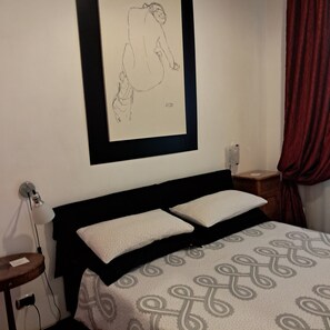 1 chambre, coffre-fort, fer et planche à repasser