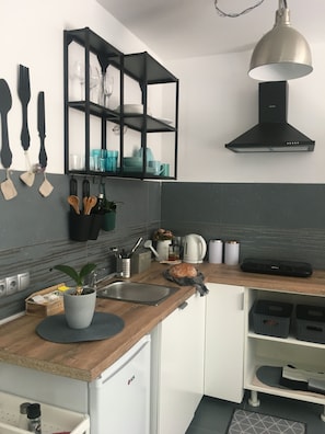 Kühlschrank, Wasserkocher mit Kaffee-/Teezubehör, Wasserkocher, Toaster