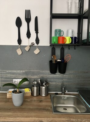 Réfrigérateur, cafetière/bouilloire, bouilloire électrique, grille-pain