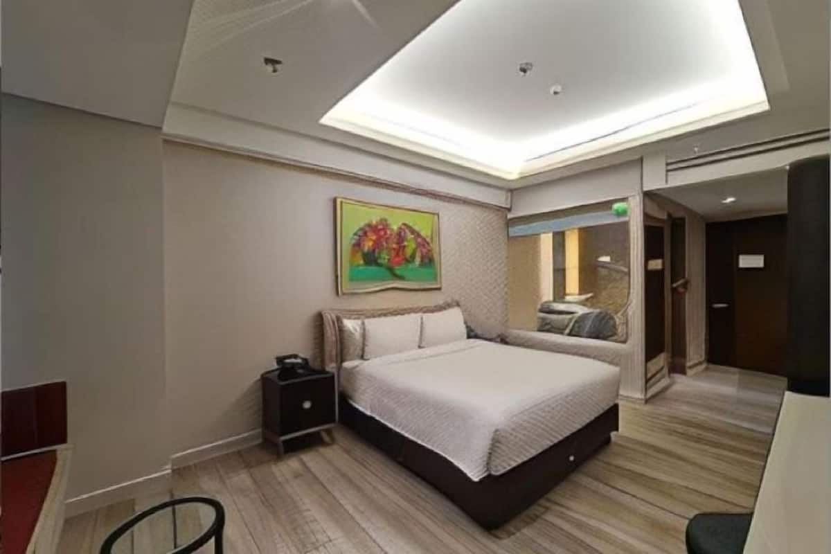 1 quarto, frigobar, cofres nos quartos, escrivaninha