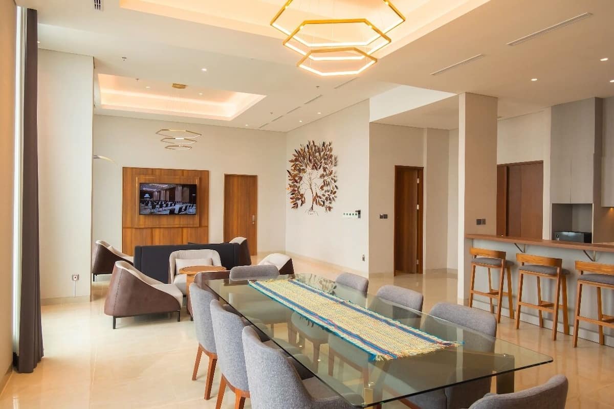 Presidential Suite | Living room | 43-inch LED TV with satellite channels, TV