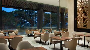 Lobby-lounge